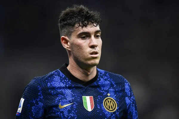 Hình 4: Bastoni là một trong bộ ba nửa xanh thành của Milan